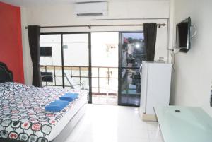 Gallery image of Pineapple Guesthouse in Karon Beach