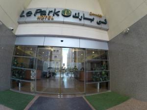 Certyfikat, podpis lub inny dokument wystawiony w obiekcie Le Park Hotel