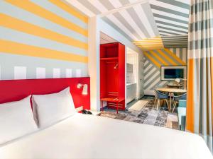 a hotel room with a bed and a desk at ibis Styles Warszawa Centrum in Warsaw +134 photos