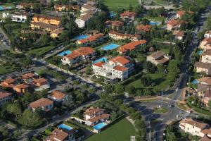 une vue aérienne d'une banlieue résidentielle dans l'établissement Hotel Porto Azzurro, à Sirmione