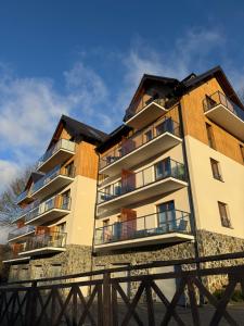 a building with balconies on the side of it at Górski Błękit in Szklarska Poręba