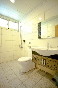 A bathroom at Mang Yi Zhan Inn