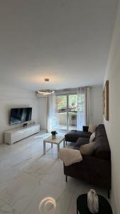 a living room with a couch and a tv at Appartement luxury in Montpellier