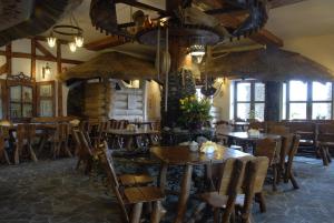 een restaurant met tafels en stoelen en een open haard bij Karczma We Młynie in Tuszyn