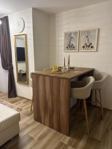 a room with a wooden desk and a mirror at Freedom RUMA 2 in Ruma