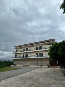 a large white building with a lot of windows at โรงแรมเมืองเลยริเวอร์วิว in Ban Tha Phae