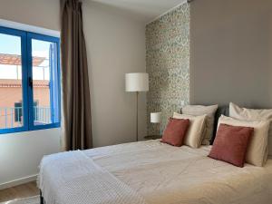 a bedroom with a large bed with a window at Stayin Arrifes I C in Funchal