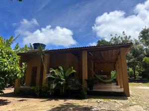 a small house with a porch at Chalé Canto dos Pássaros in Viçosa do Ceará