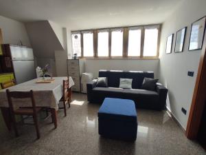 a living room with a couch and a table at il Rifugio di Franco e Silvia in San Benedetto del Tronto