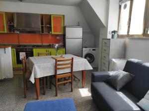 a small kitchen with a table and a couch at il Rifugio di Franco e Silvia in San Benedetto del Tronto