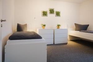 two beds in a room with twoperate beds at Monteurwohnung Spremberg in Spremberg