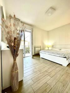 a bedroom with a bed and a vase with flowers in it at el Capitan de Mar in Chioggia +139 photos