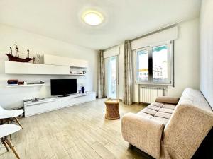 a living room with a couch and a tv at el Capitan de Mar in Chioggia