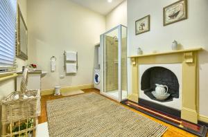 a bathroom with a fireplace and a shower at Spencer Suites Albany in Albany