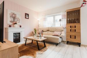 a living room with a couch and a table at HarzZeitRaum in Thale