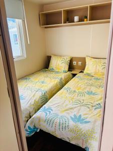 two beds sitting next to each other in a bedroom at bungalow le TXOKO in Lit-et-Mixe +26 photos