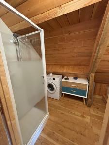 a small bathroom with a washing machine and a washer at La maison de Baptiste La Monédière in Chaumeil