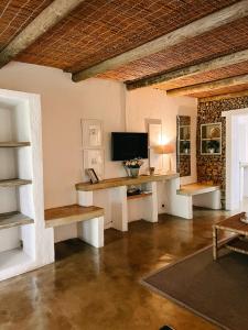 ein Wohnzimmer mit einem Tisch und einem Fernseher in der Unterkunft Ashbourne Country Escape Hazyview in Hazyview