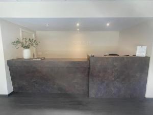 an office with a reception desk with a vase of flowers at Pensión 813 in Palas de Rei