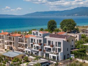 an aerial view of houses in front of the ocean at Kleoniki Residential Complex in Ofrínion