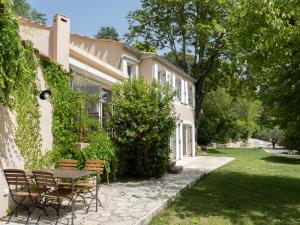 a table and chairs in front of a house at Villa Hélène in Aix-en-Provence