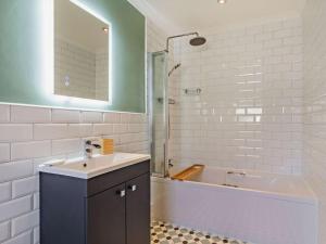 a bathroom with a sink and a bath tub at 2 Bed in Bude oc-87225 in Kilkhampton +9 photos
