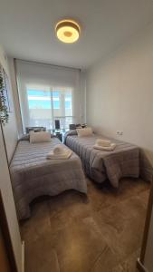 two beds in a room with two beds sidx sidx sidx at Panoràmic Vinaros in Sant Jordi +33 photos