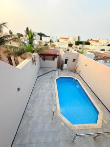 a large swimming pool on the side of a building at فلة درة العروس in Jeddah