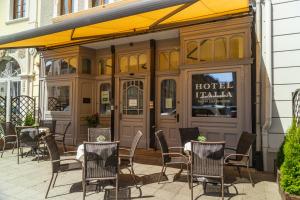 a restaurant with tables and chairs in front of a building at Hotel Italia in Görlitz