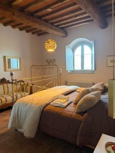 a bedroom with a large bed and a window at Guardastrada Country House in Monteroni dʼArbia