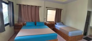 a bedroom with two beds and a window at Happy Bungalow in Ko Tao