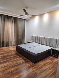 a bedroom with a bed and a ceiling at Thecomfortden in Sohāna +1 photo