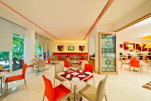 纳威孟买ibis Navi Mumbai - An Accor Brand的一间带桌椅的餐厅和一间餐厅
