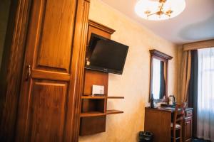 a hotel room with a flat screen tv on the wall at Hotel Italia in Görlitz