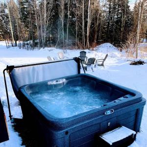 a jacuzzi tub sitting in the snow at Dahlia #1 - Spa & Pets in Valcartier Station