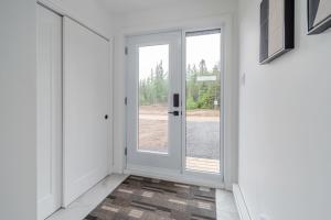 an empty hallway with a door and a window at Dahlia #1 - Spa & Pets in Valcartier Station