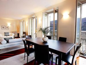 Carate UrioにあるRegina Executive Homeのリビングルーム(テーブル、椅子、ソファ付)