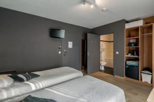 A bed or beds in a room at New Hotel de Lives