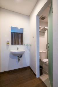 een badkamer met een wastafel en een toilet bij Hotel 88 Grogol Jakarta By WH in Jakarta