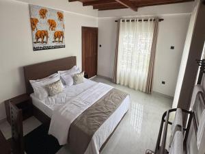 ein Schlafzimmer mit einem Bett und einem Bild von Kühen in der Unterkunft Star Gate in Nuwara Eliya + 10 Fotos