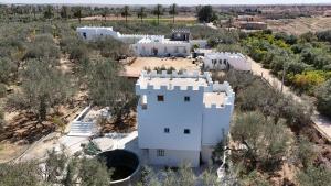 an aerial view of a white building in the desert at ZINA RESORT camping touristique in Zurayq Barrānīyah
