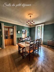 a dining room with a table and chairs at Les 3 Platanes in Conilhac-Corbières