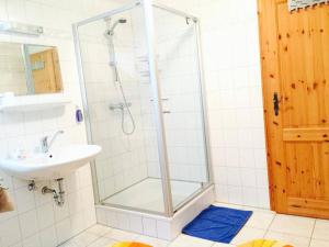 una ducha con una puerta de cristal junto a un lavabo en Ferienwohnung Sievers, en Barlt 6 fotos más