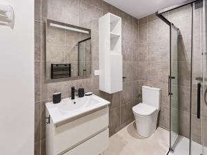 a bathroom with a toilet and a sink and a shower at Superbe Grand Studio dans le vieux Tours avec fraicheur au rendez-vous in Tours +9 photos