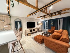 ein Wohnzimmer mit Sofas und einem Flachbildfernseher in der Unterkunft Apartments Villa Mike in Mostar
