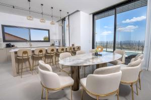 a dining room with a table and chairs at רויאל בוטיק טווינס 2 in Safed