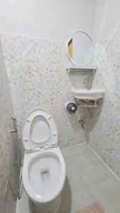 a bathroom with a toilet and a mirror and a sink at I Hug Homestay ไอฮัก ที่พักเชียงใหม่ in Ban Thap Dua +38 photos