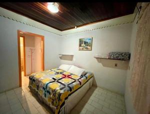 a bedroom with a bed in a room at Hospedagens da Lucia in Pirenópolis