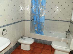 a bathroom with a toilet and a sink and a tub at Apartamento Martín in Mora de Rubielos