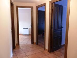 pasillo con 2 puertas y suelo de baldosa en Apartamento Martín en Mora de Rubielos